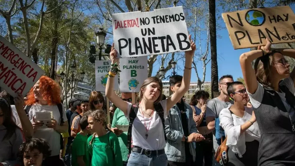 El cambio climático se convierte en una crisis de salud mental para la juventud, exigiendo acción inmediata.