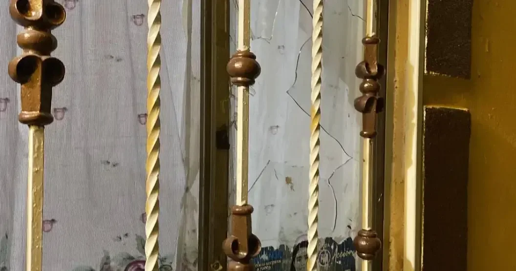 Un ataque violento se registró en la colonia Saltillo 2000, donde un grupo de jóvenes golpeó a un hombre en su casa.