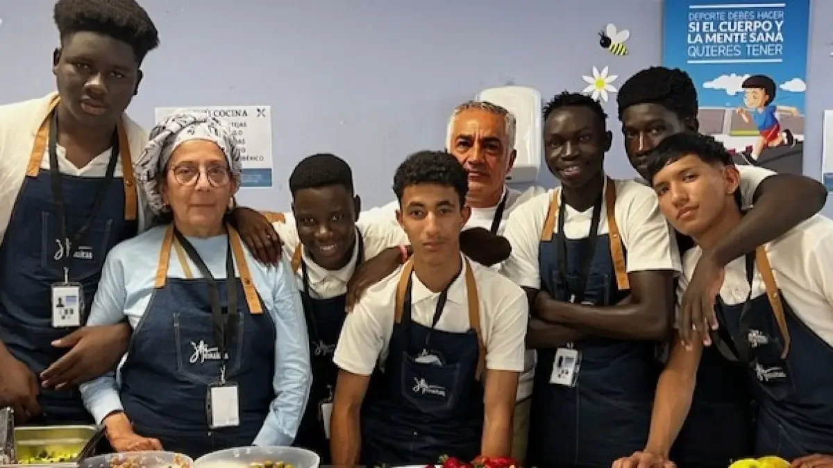 Durante la visita del Papa a Canarias, estudiantes de un módulo de cocina destacan al ofrecer un servicio profesional y humano.
