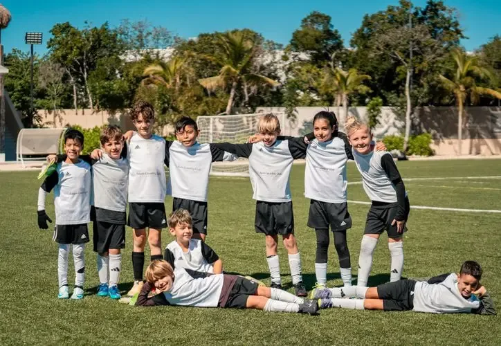 Jóvenes participantes en las Clinics deportivas de la Fundación Real Madrid en Tulum.