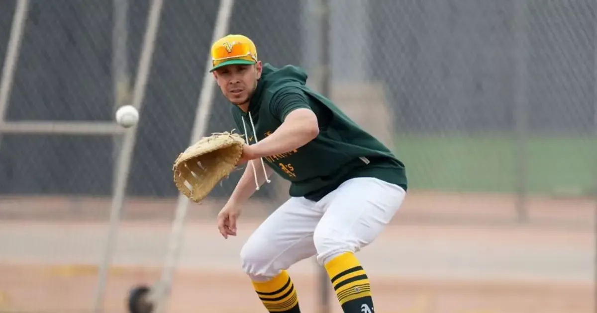 Jóvenes peloteros mexicanos se preparan para alcanzar el nivel más alto del béisbol.
