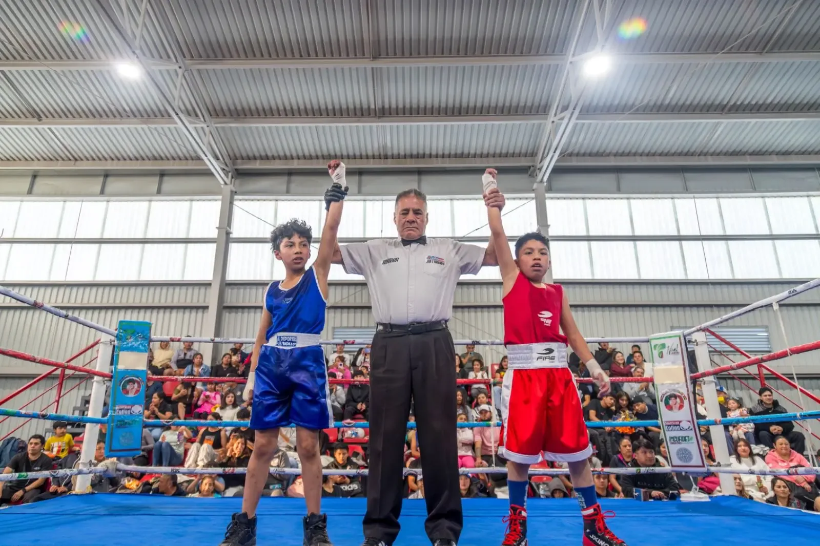 Jóvenes pugilistas compiten en la Arena de Box Salvador Sánchez en Tianguistenco.