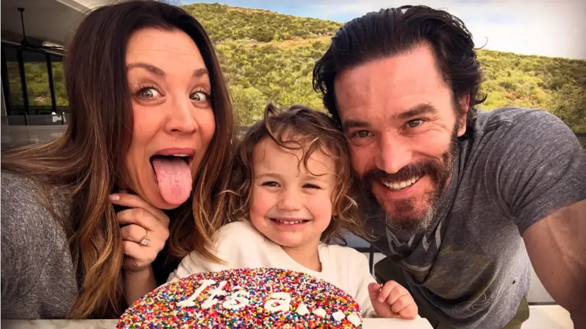 La actriz espera una niña con Tom Pelphrey, quien compartió la feliz noticia.