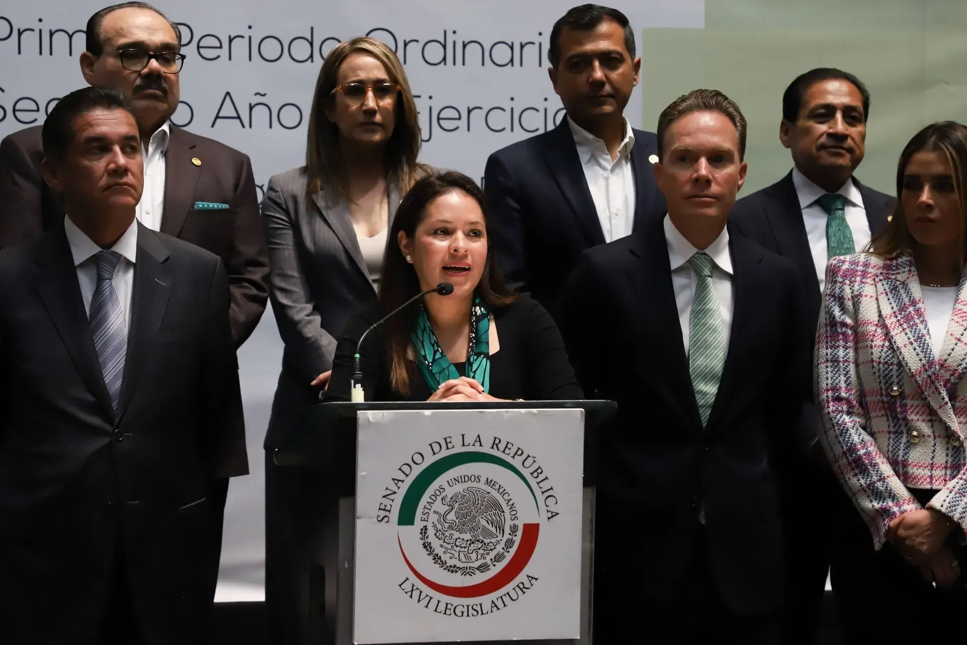 Karen Castrejón, dirigente del PVEM, durante una reunión con funcionarios del gobierno.