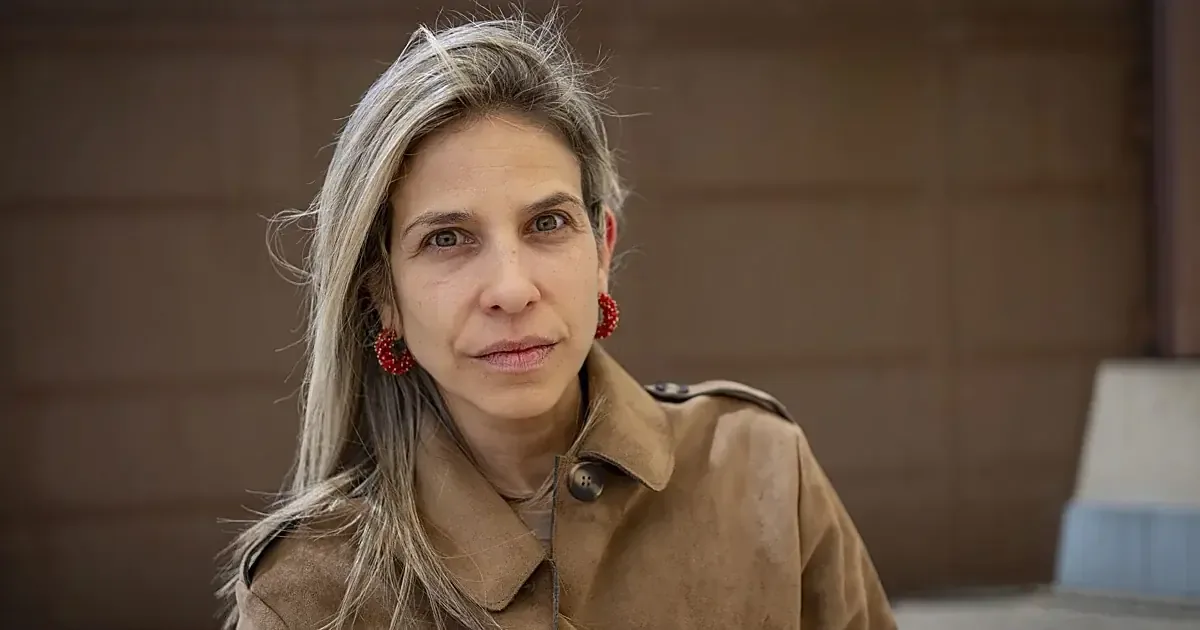 La autora denuncia el desarraigo y la necesidad de integrar la literatura en el periodismo actual.