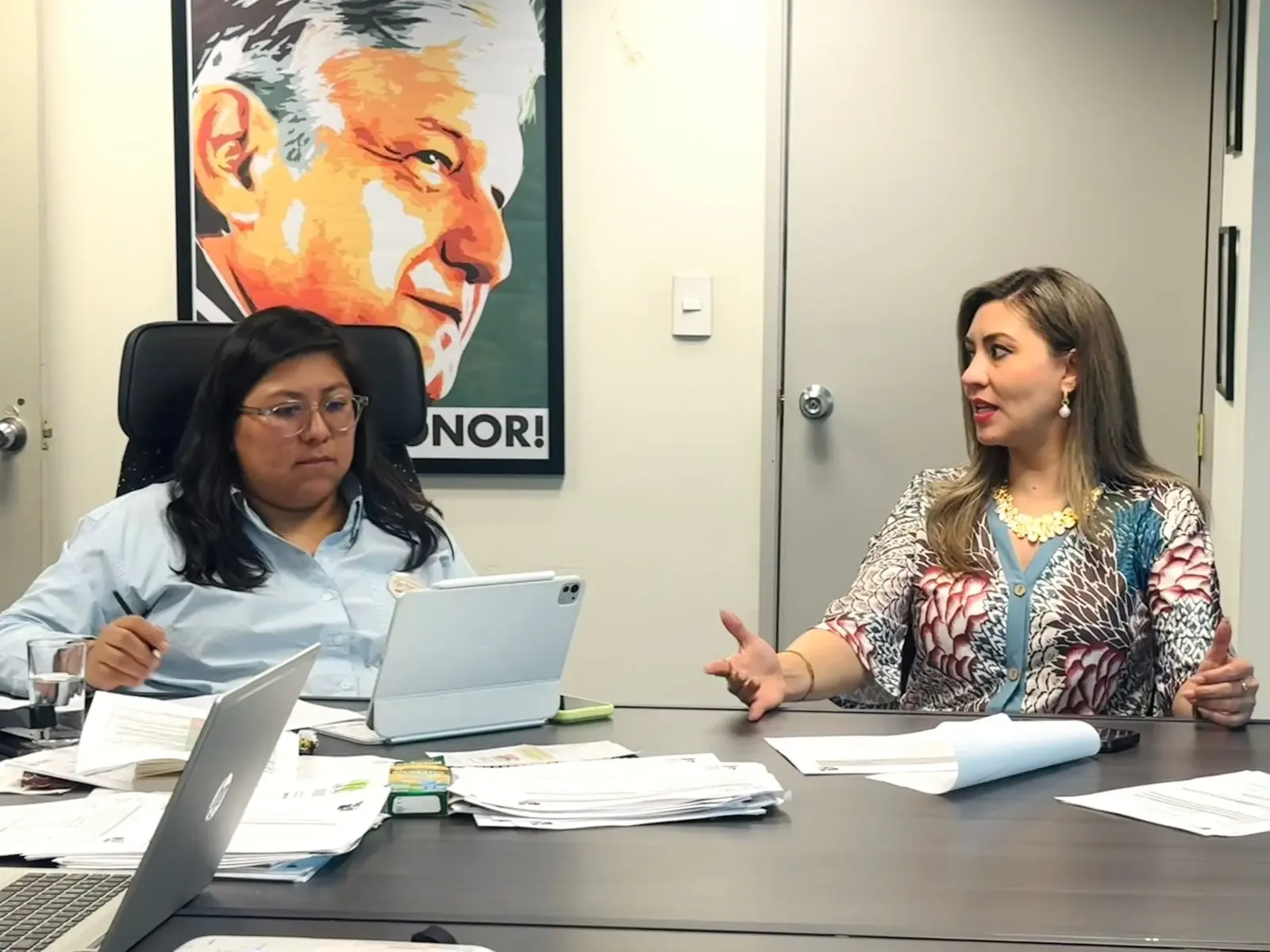 Karla Isabel Guardado Oropeza durante reunión sobre programas para mujeres en CDMX.