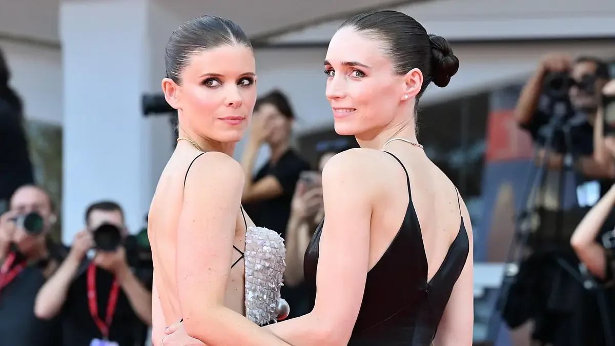 Las hermanas Mara apuestan por un estilo coordinado en su debut cinematográfico juntas.