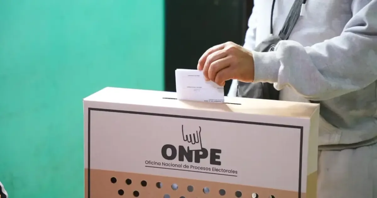 Más de 27 millones de peruanos votan en una jornada marcada por la polarización y la crisis política.