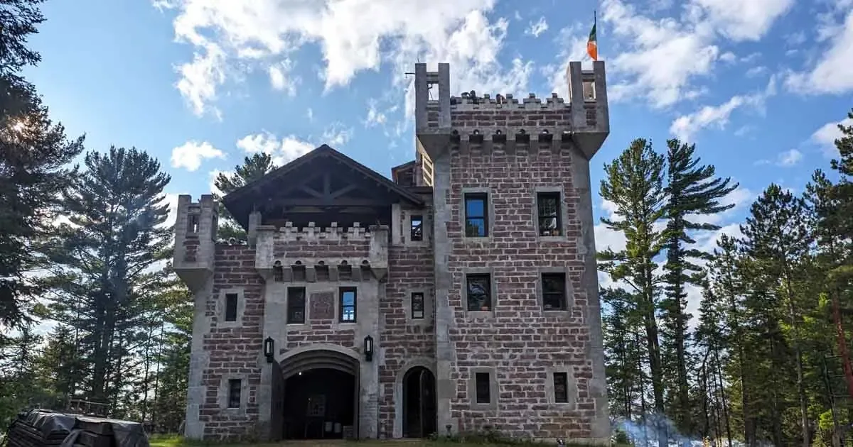 Kelley Castle ofrece una experiencia medieval única en el corazón de Wisconsin.