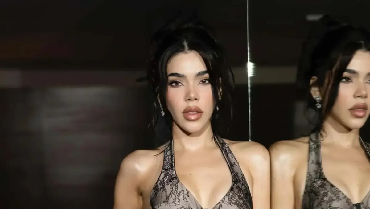 La cantante enfrenta un imprevisto durante una presentación, pero retoma el show.