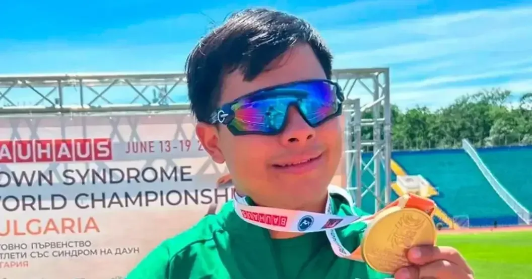 El atleta mexicano se lleva el oro en 100 metros y establece nueva marca global.