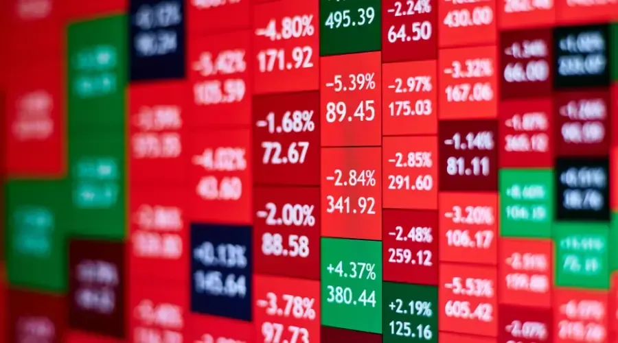 La caída de KGHM en el índice WIG destaca amid preocupaciones políticas y económicas.