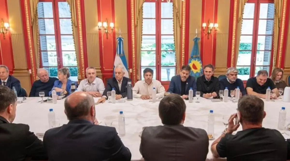 Kicillof y su equipo delinean la estrategia para las elecciones mientras La Cámpora busca marcar su territorio.