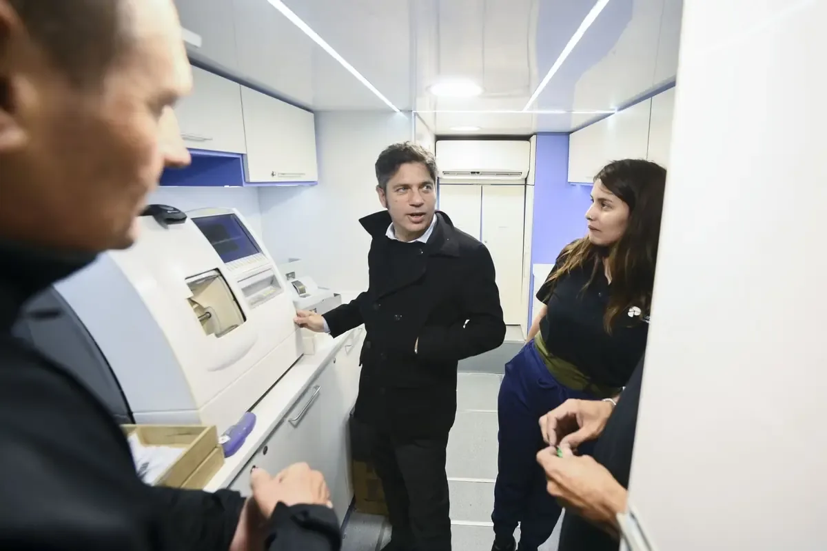 El gobernador de Buenos Aires refuerza infraestructura educativa y habitacional en su gira por el interior provincial.
