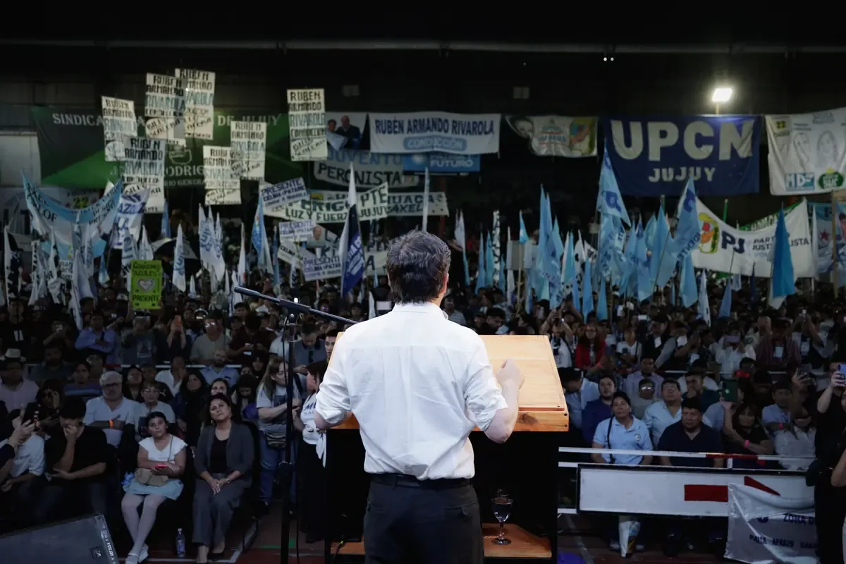 Kicillof critica al gobierno actual y llama a una nueva alternativa política.