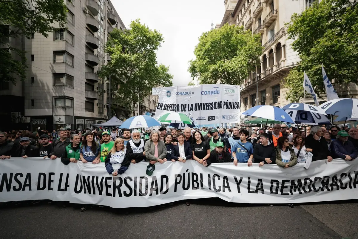 La marcha reunió a la comunidad educativa para exigir inversión en educación pública.