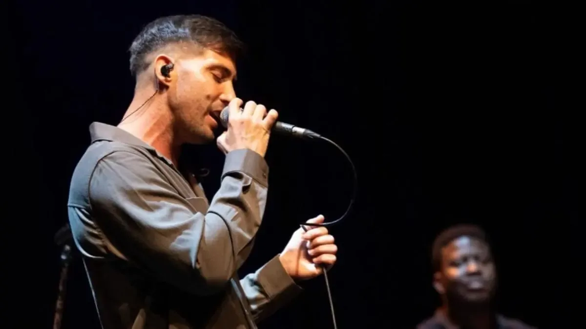 El cantante canario se destaca por su autenticidad y crecimiento musical, fusionando géneros y buscando nuevas oportunidades.