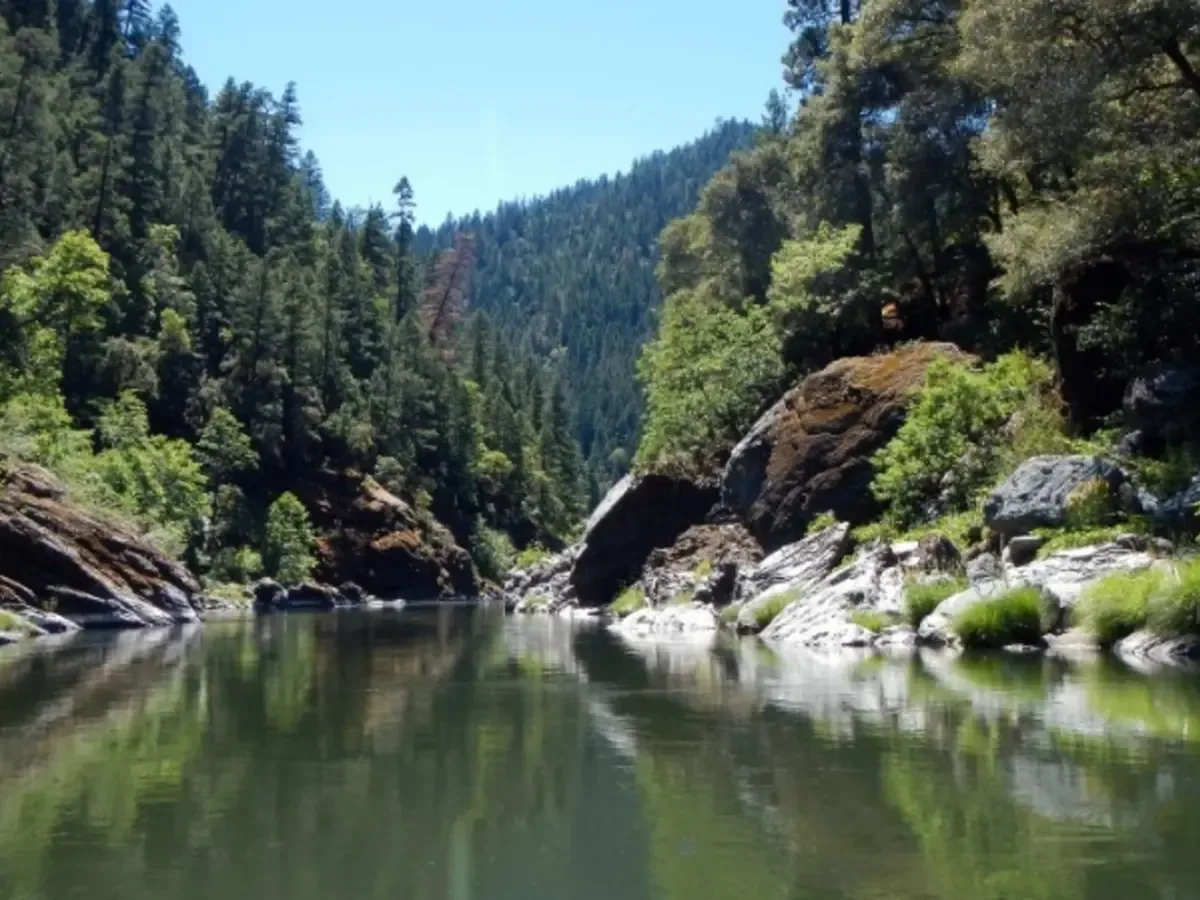 La demolición de represas en el río Klamath restablece hábitat crítico para la migración del salmón.