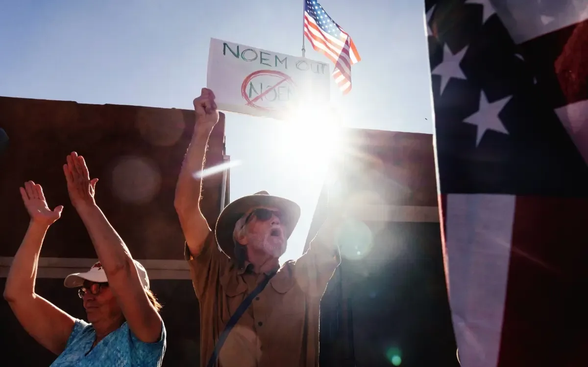 Kristi Noem reunida con agentes de la Patrulla Fronteriza en Nogales, Arizona.