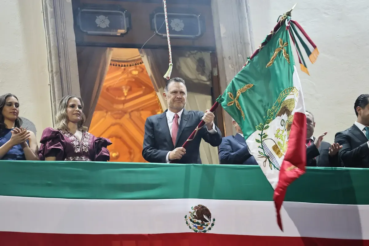 Durante la ceremonia, Kuri enfatizó la importancia de la democracia y el legado de los héroes nacionales.