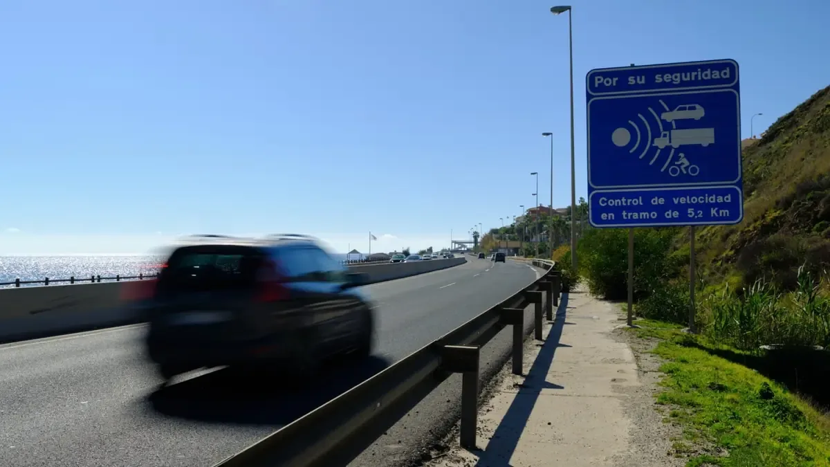 La A-5 en España tiene múltiples radares para garantizar la seguridad vial y reducir accidentes.