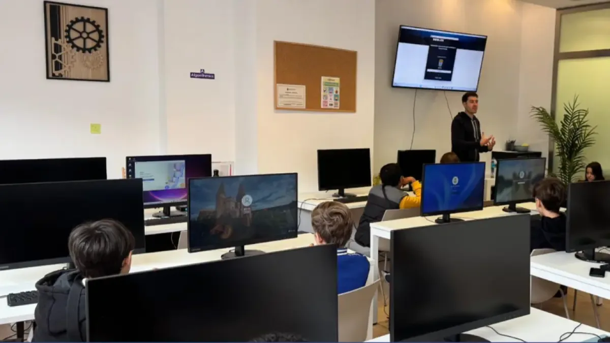 La academia enseña programación a niños, fusionando tecnología y valores cooperativos.