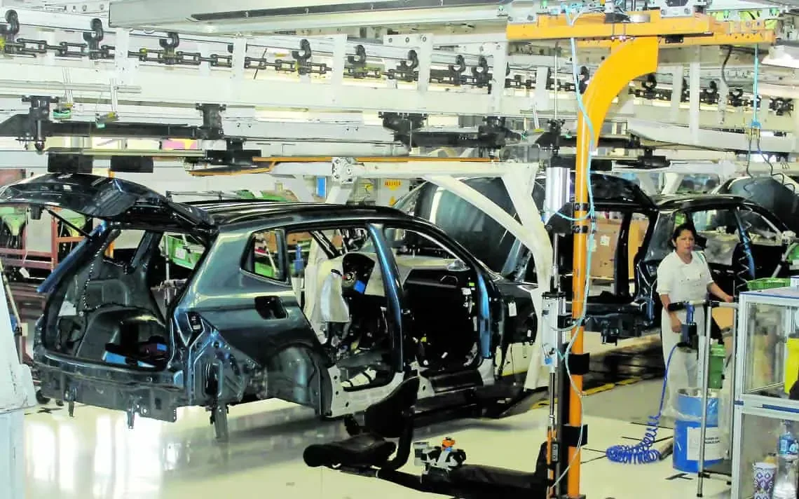 La actividad industrial creció 0.4% en febrero, mostrando resiliencia en medio de incertidumbres económicas.