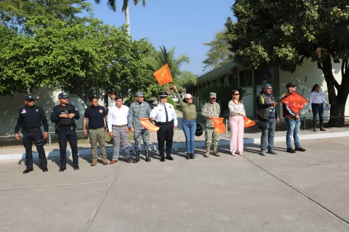 La actividad motorizada refuerza la unidad entre la ciudadanía y las fuerzas armadas.