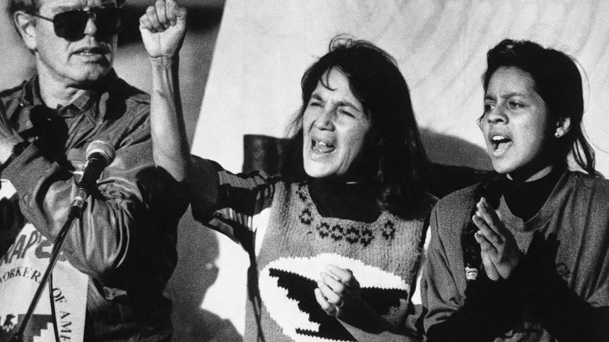 La activista Dolore Huerta, a casi 96 años, comparte su historia y promueve la justicia para comunidades marginadas.