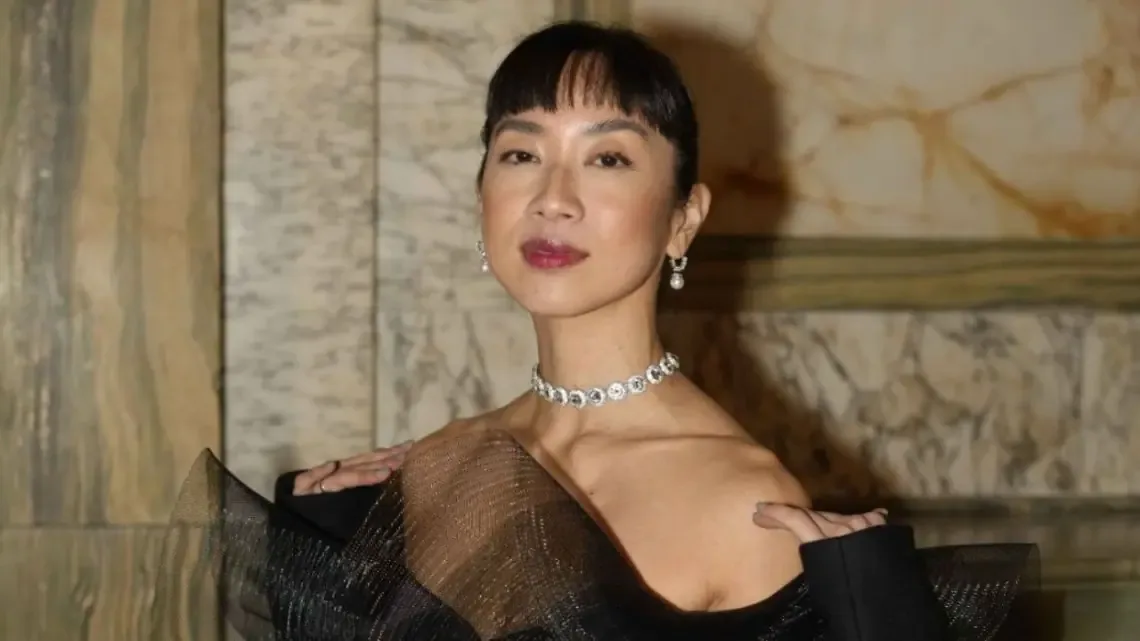 La actriz impresionó con su elegante combinación de audacia y estilo en un evento de celebridades.