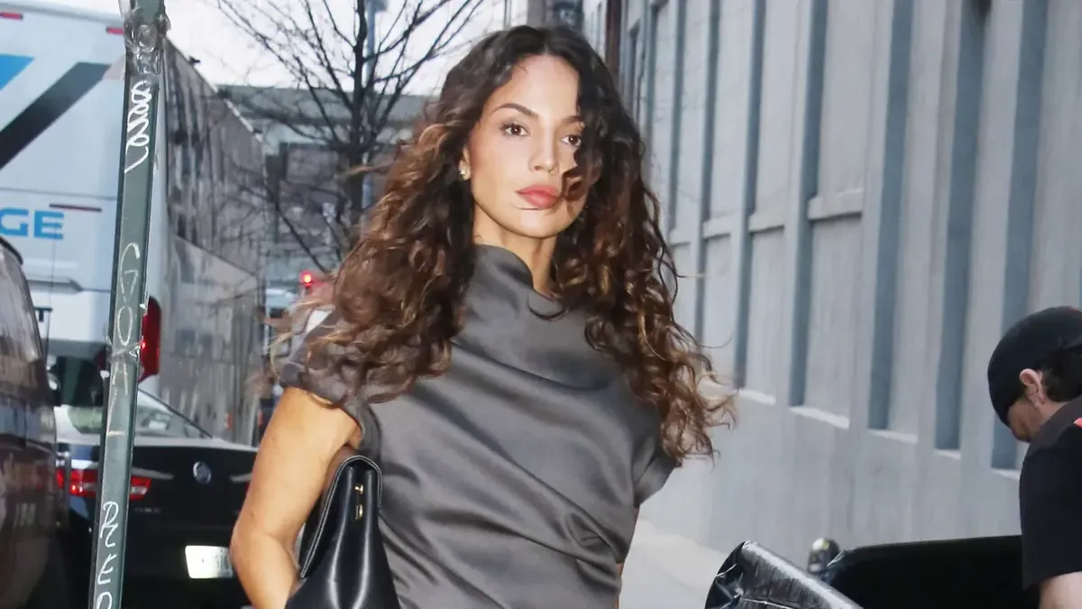 La actriz mexicana establece tendencias de moda con un look elegante y minimalista.