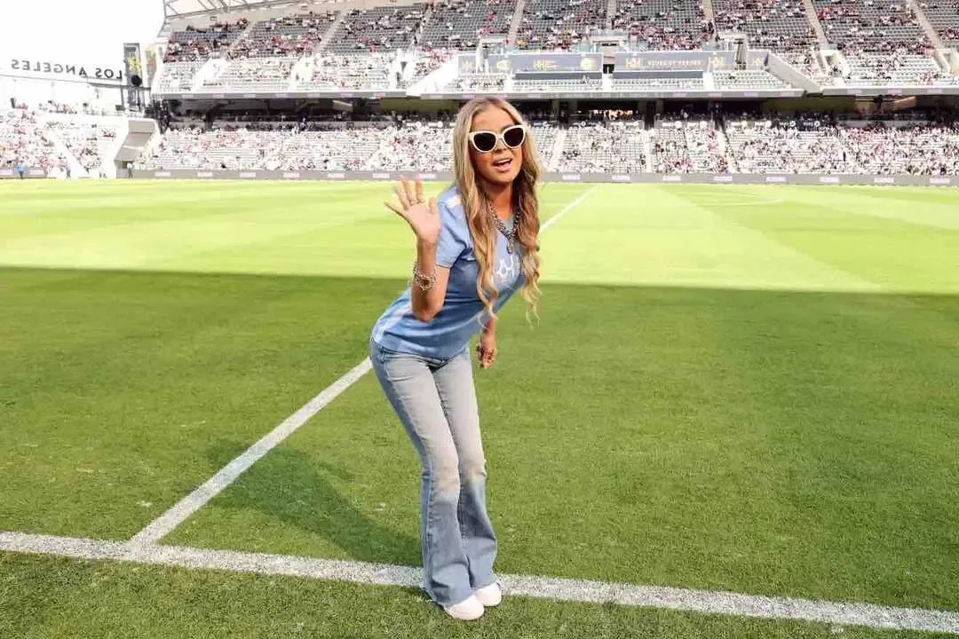 La actriz se destacó como presentadora oficial del balón en un emocionante partido lleno de estrellas.