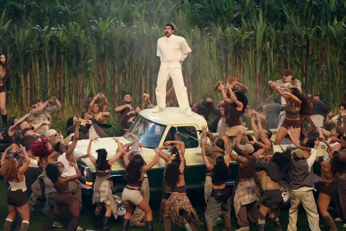 La actuación del reggaetonero Bad Bunny en el Super Bowl celebra la diversidad y el talento latino ante millones de espectadores.