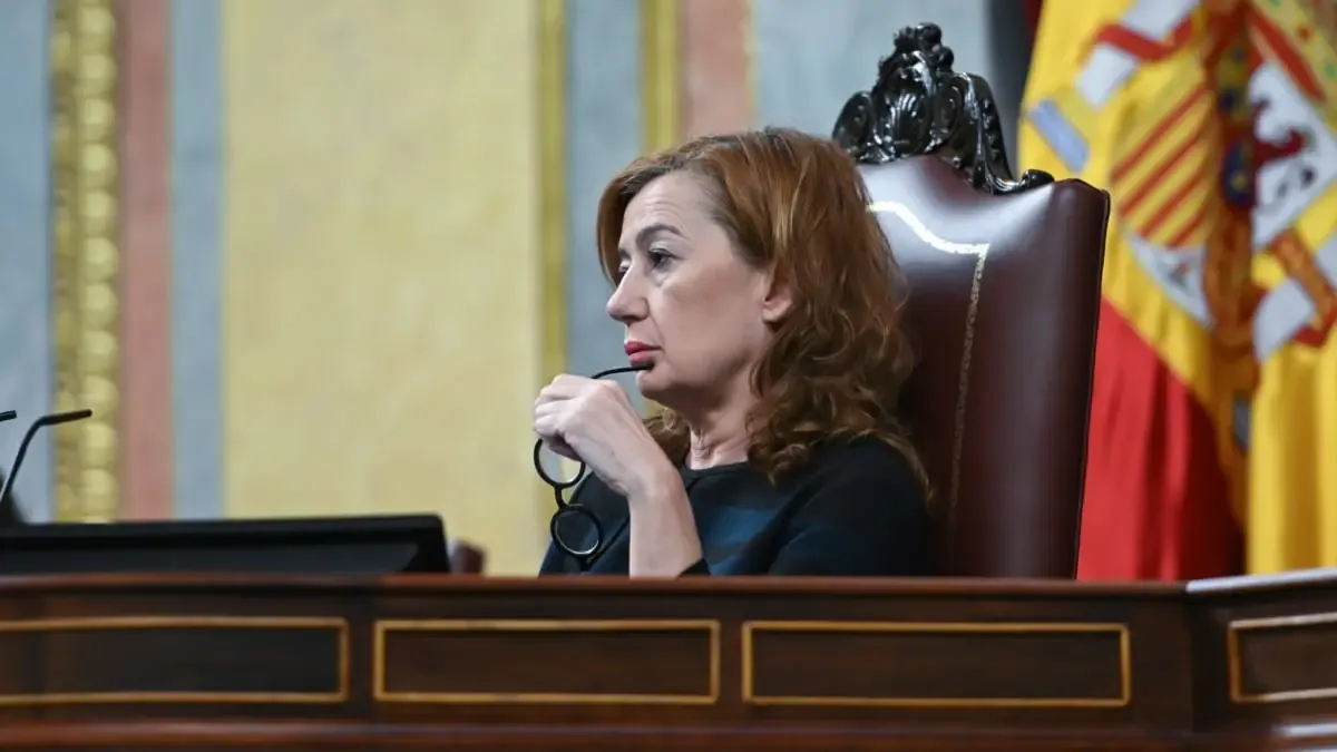 La actual presidenta del Congreso podría no postularse en las próximas elecciones autonómicas, según fuentes cercanas.