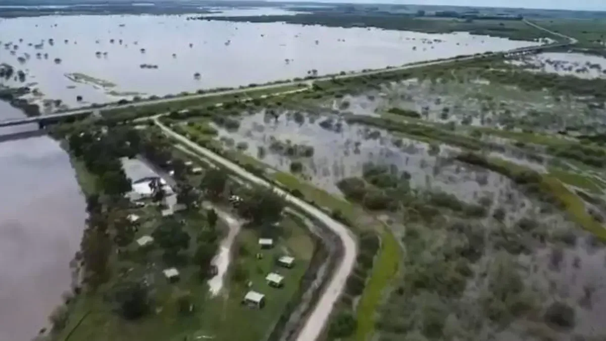 La acumulación de agua afecta zonas rurales y áreas turísticas de la región.