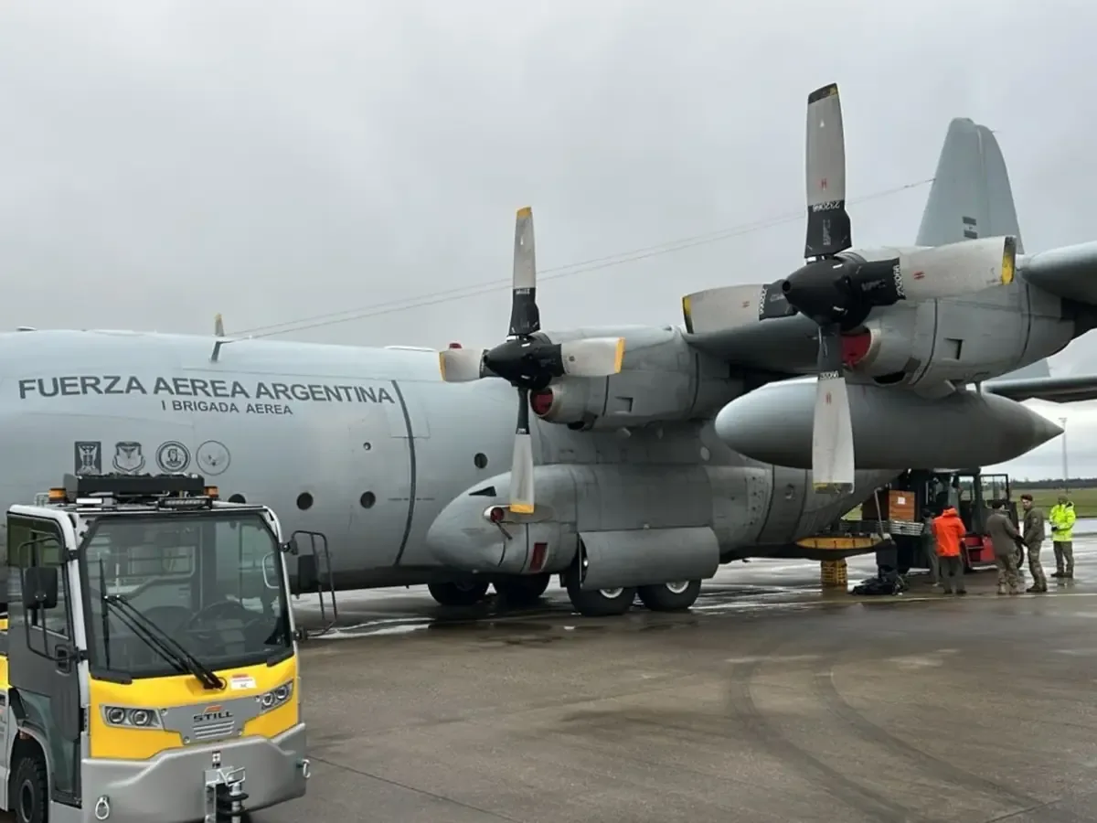La aeronave sufrió un problema en vuelo mientras se dirigía a Europa, garantizando la seguridad de la tripulación.