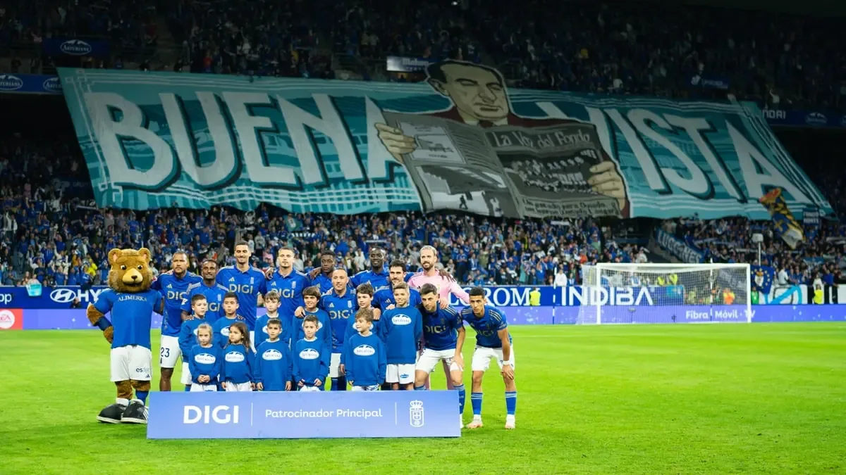 La afición del Real Oviedo muestra descontento con la gestión del Grupo Pachuca durante su centenario.