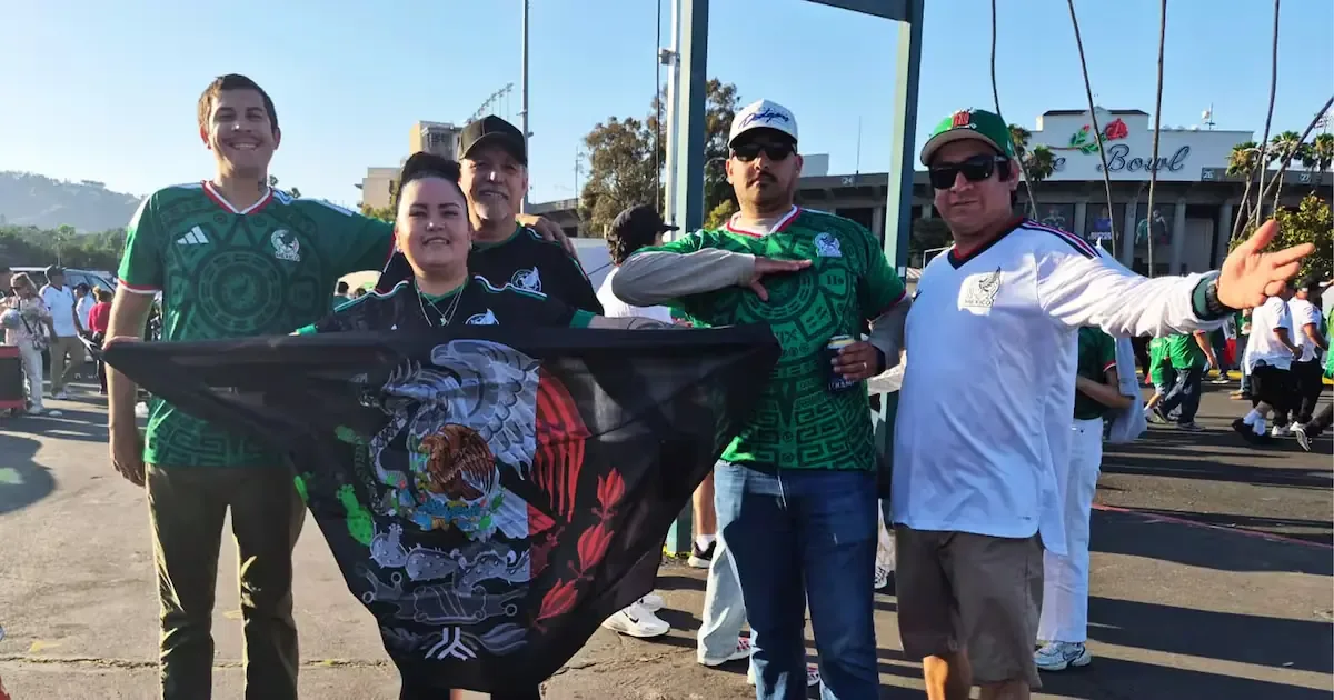 Los seguidores del Tricolor crean un ambiente festivo previo al partido contra Australia y la inminente Copa del Mundo.
