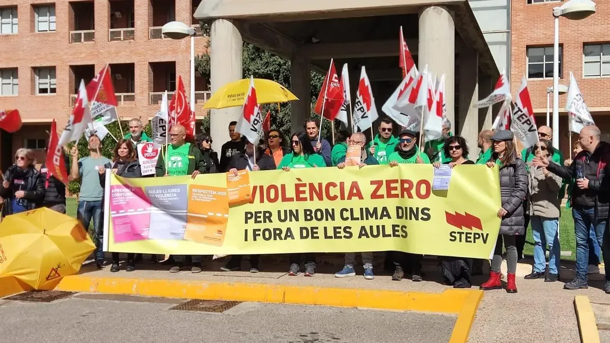 La agresión a un profesor en Alcoy resalta la crisis de respeto en educación.