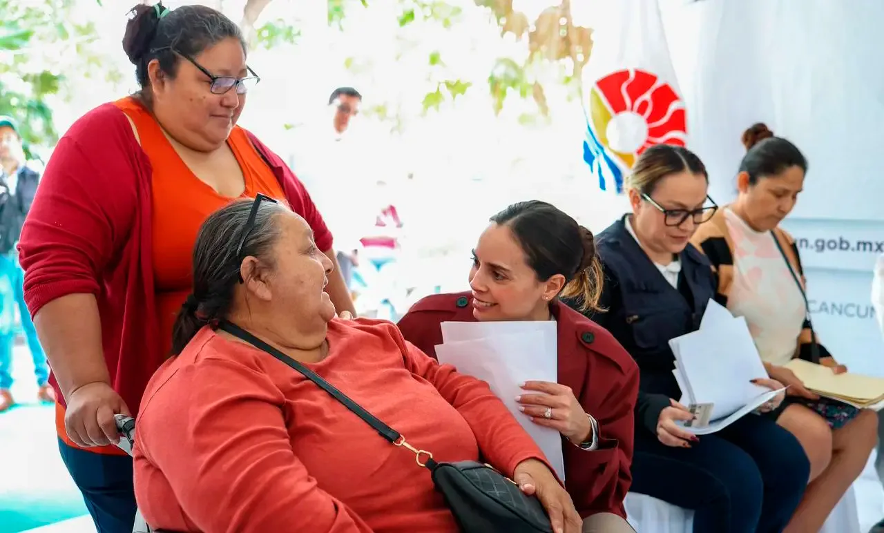La alcaldesa Ana Paty Peralta lidera el evento en La Joya, Cancún.