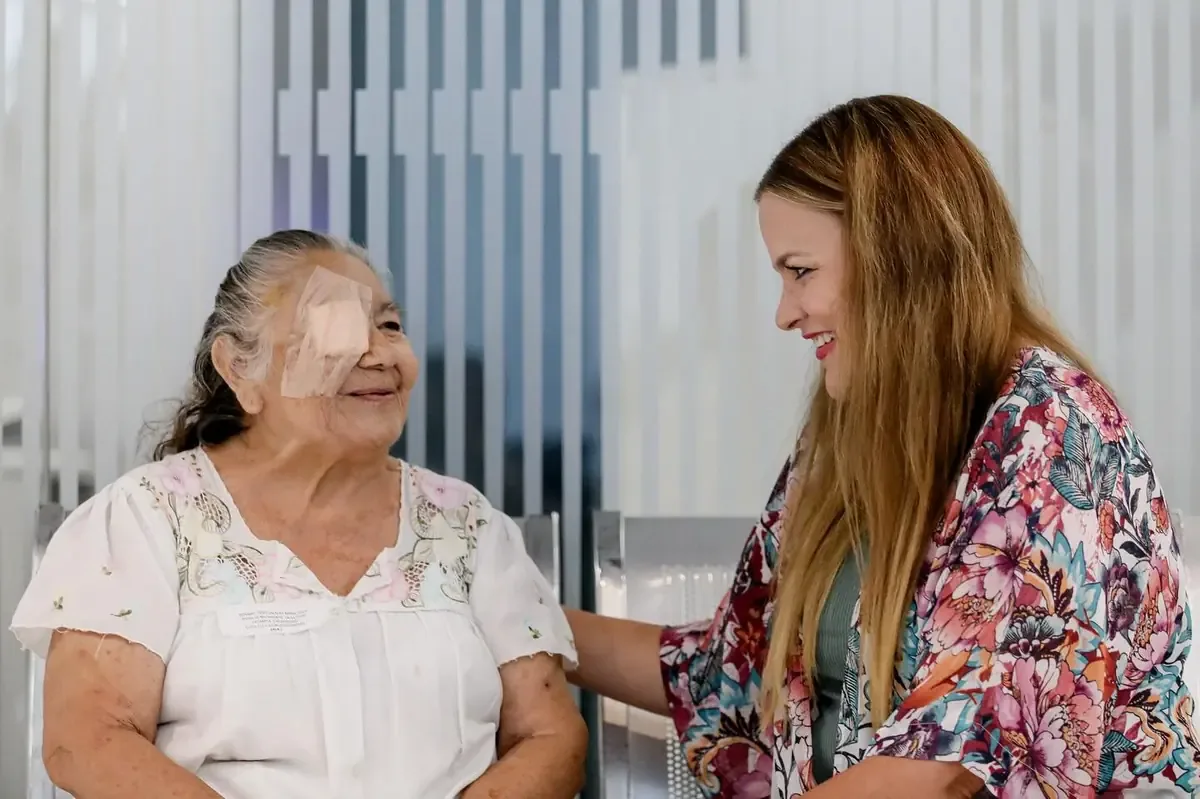 La alcaldesa Cecilia Patrón Laviada presenta esta iniciativa para mejorar la visión de adultos mayores en Mérida.