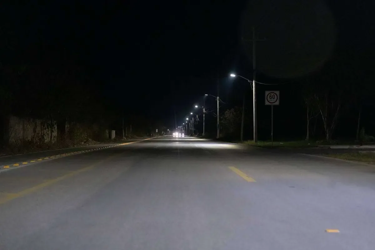 La alcaldesa Cecilia Patrón supervisa instalación de nuevas luces en las comisarías para fomentar un ambiente más seguro.