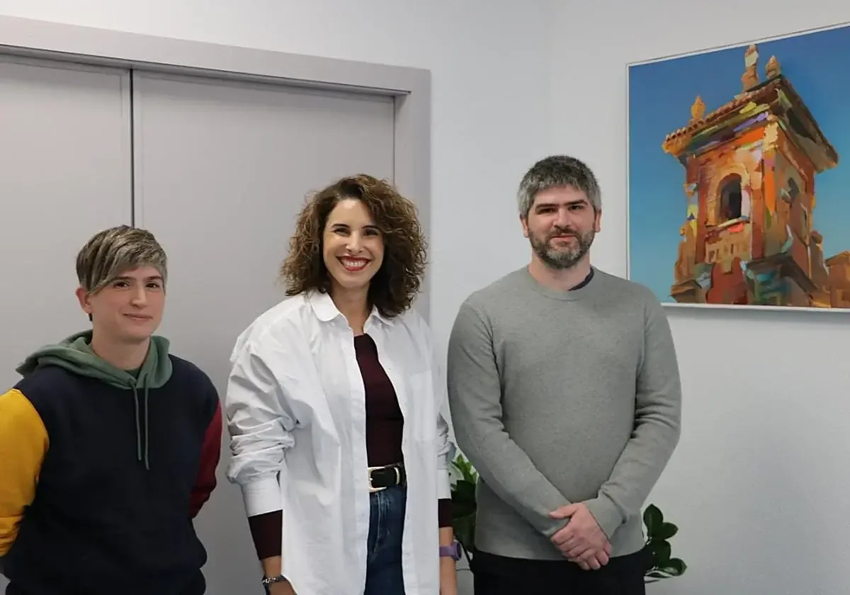 La alcaldesa Cristina Mora da la bienvenida a nuevos vecinos para fortalecer la comunidad.