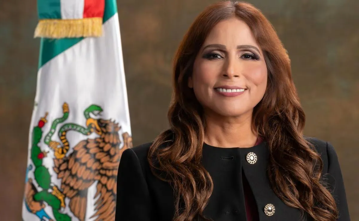 La alcaldesa de Ensenada, Claudia Agatón Muñiz, durante un evento oficial.