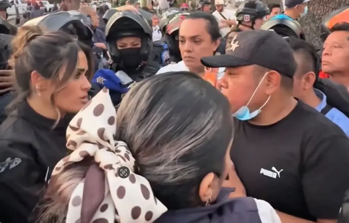 La alcaldesa denuncia violencia mientras buscaba dialogar con comerciantes informales.