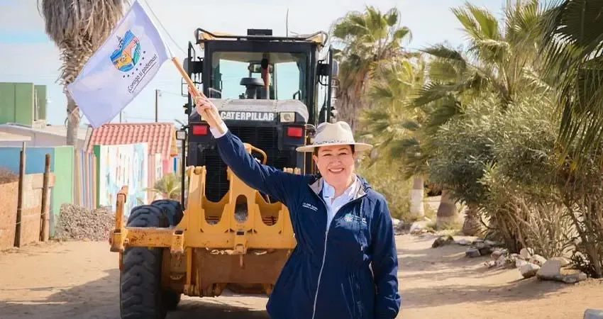 "La alcaldesa Edith Aguilar durante la inauguración de obras en Bahía Asunción."
