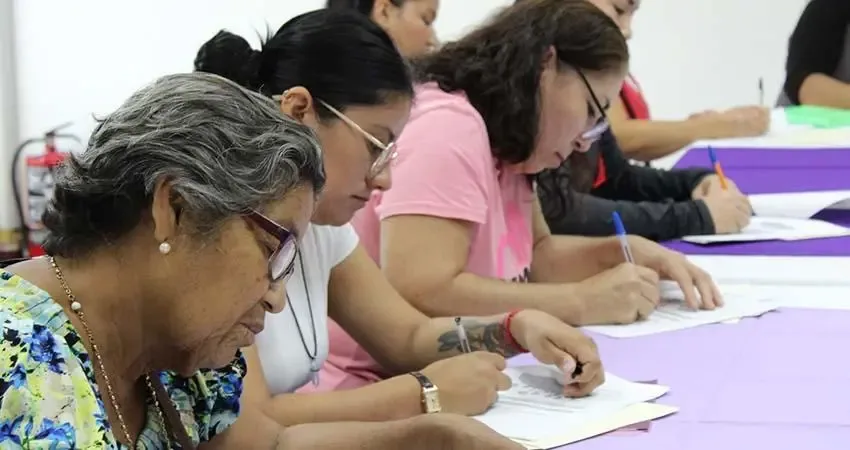 La alcaldesa Milena Quiroga durante el anuncio de programas para mujeres en La Paz.