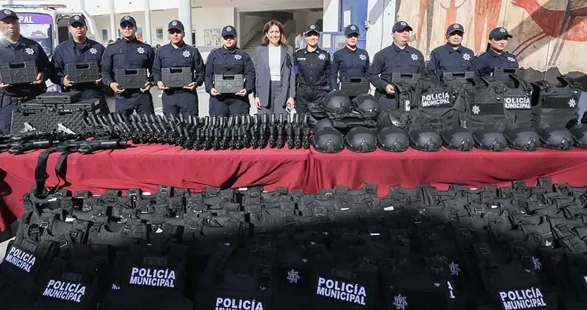La alcaldesa Milena Quiroga durante la entrega de recursos a la Policía Municipal.