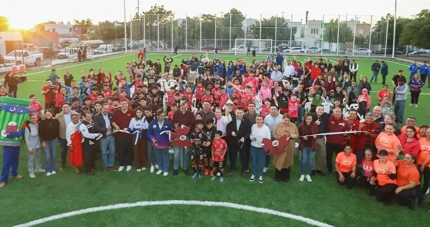 La alcaldesa Milena Quiroga durante la inauguración del campo de fútbol en Miramar.