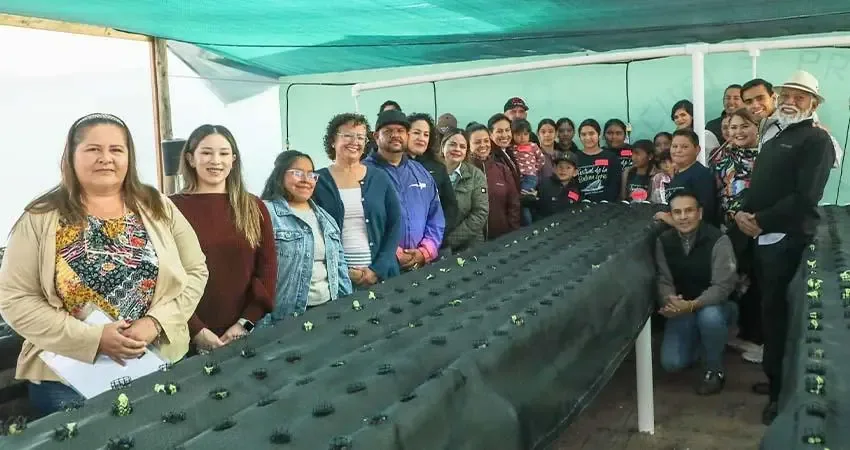 La alcaldesa Milena Quiroga muestra el huerto en Puerto Chale durante la inauguración.